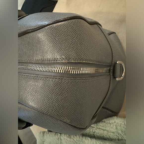 LOUIS VUITTON Neo Kendall Taiga Leather Travel Bag with LV keychain - Picture 13 of 15